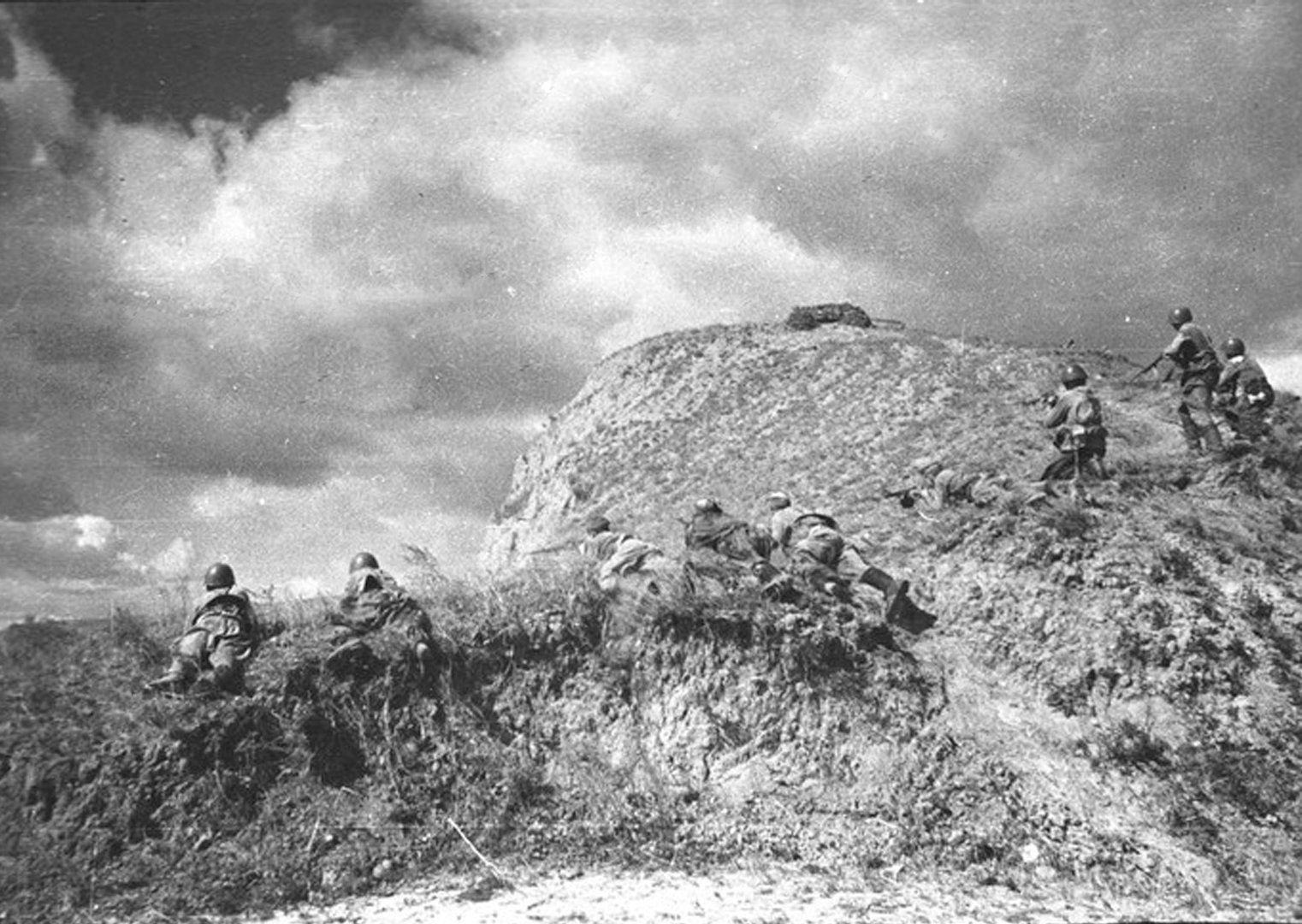 зееловские высоты битва. бои за зееловские высоты. зеловско-берлинская операция. штурм высоты. зееловские высоты штурм.