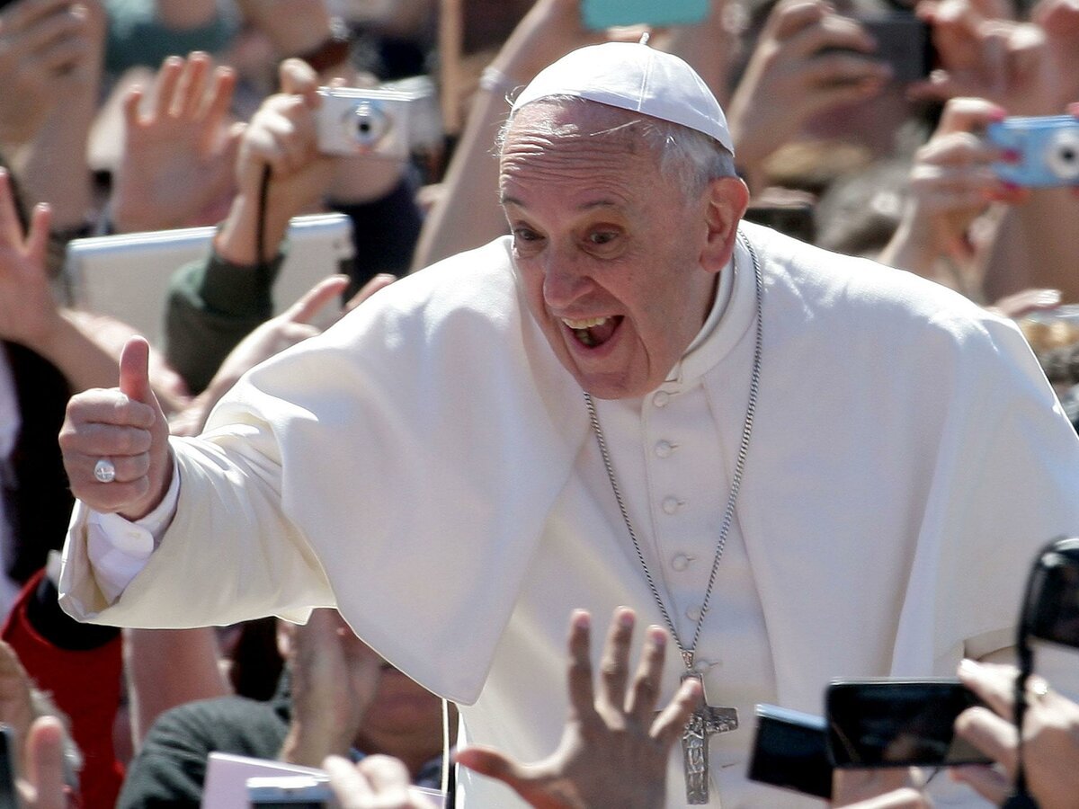 Папа римский с радужным крестом фото