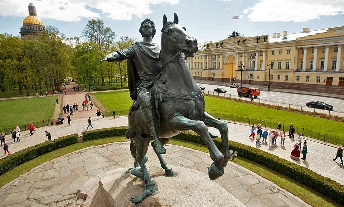 Медный всадник памятник в санкт петербурге. Памятник Петру 1 в Санкт-Петербурге медный всадник. Памятник в Питере медный всадник. Медный всадник скульптура в Питере.