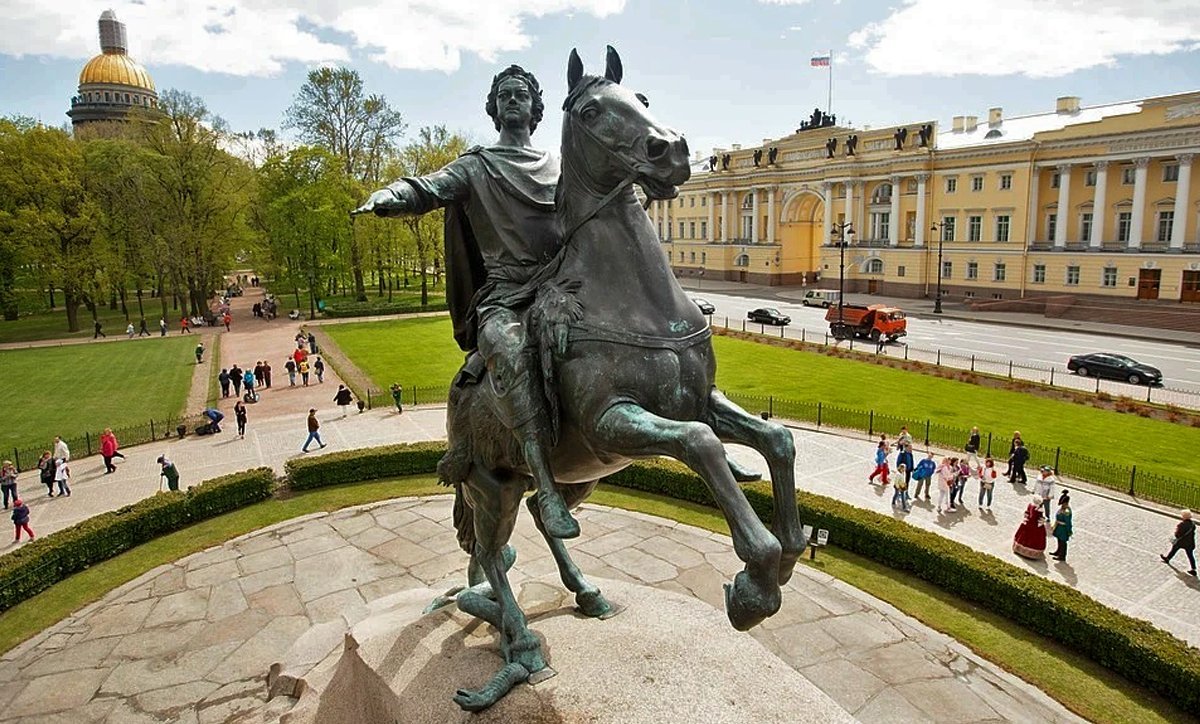 Всадник в санкт петербурге. Медный всадник памятник в Санкт-Петербурге. Памятник Петру 1 в Санкт-Петербурге медный всадник. Памятник в Питере медный всадник. Медный всадник скульптура в Питере.