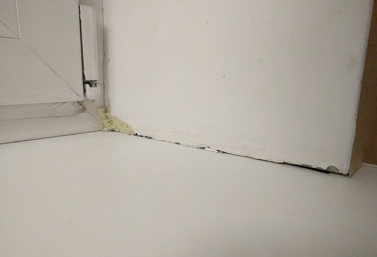 стыки откосов чем заделать. герметик для пластиковых окон подоконников. герметик для стыков пластиковых откосов. заделкапластиковых окан с наружи. щели в пластиковых окнах.