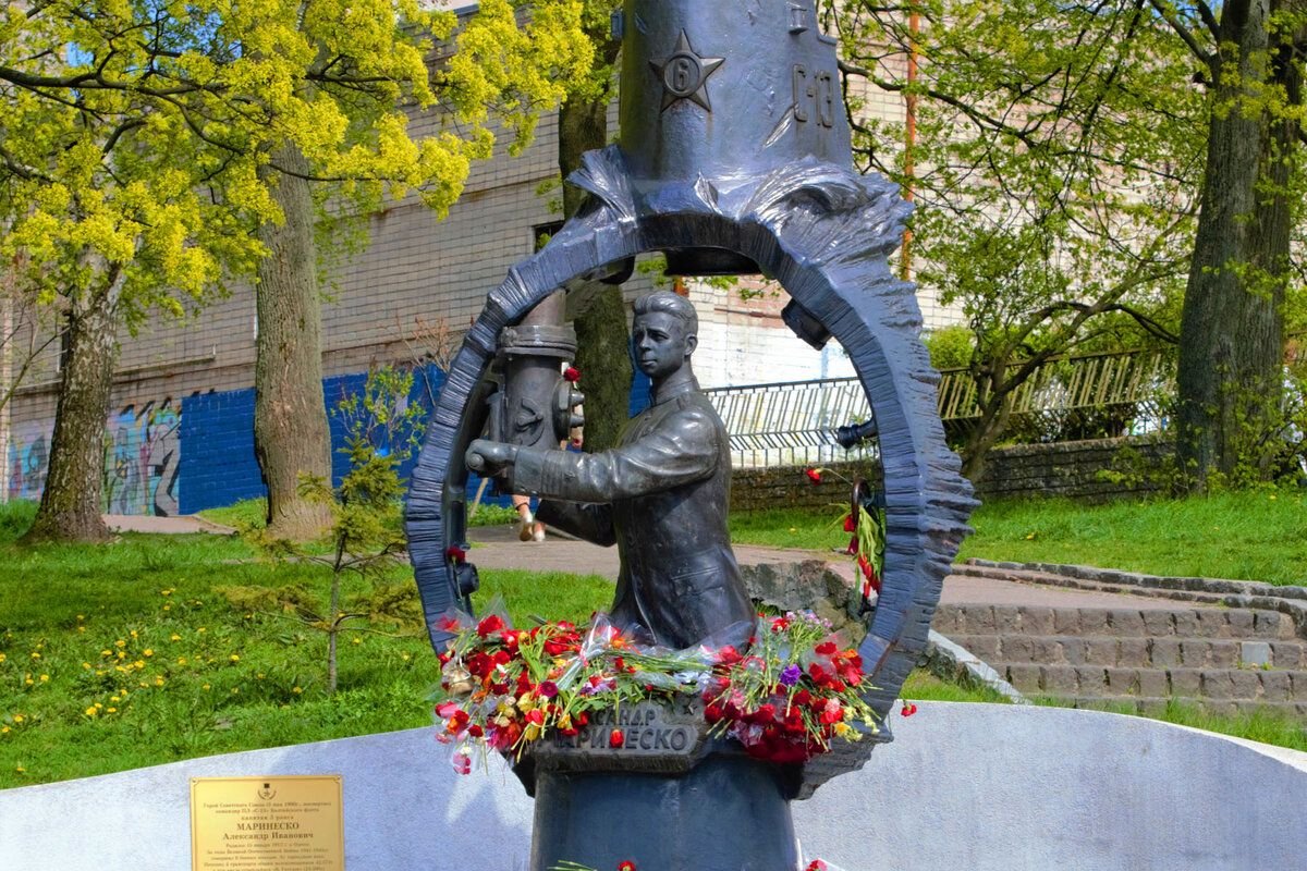 Памятник Александру Маринеско