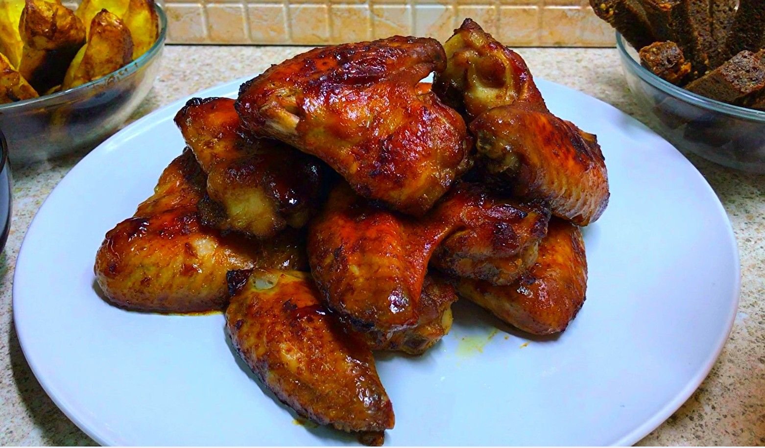 Куриные крылья в медово-соевом соусе. Крылья в меду в духовке рецепт. Крылышки в медово-горчичном соусе. Куриные крылышки (в пряной глазури, bbq, чили-манго, ). Крылья в медово горчичном соусе.