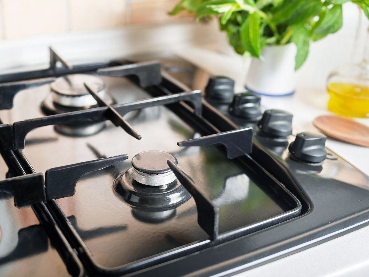 плита на кухне. газовая панель kitchenette. вытяжка над плитой. газовая плита встраиваемая в столешницу. установка газовой плиты на кухне требования.