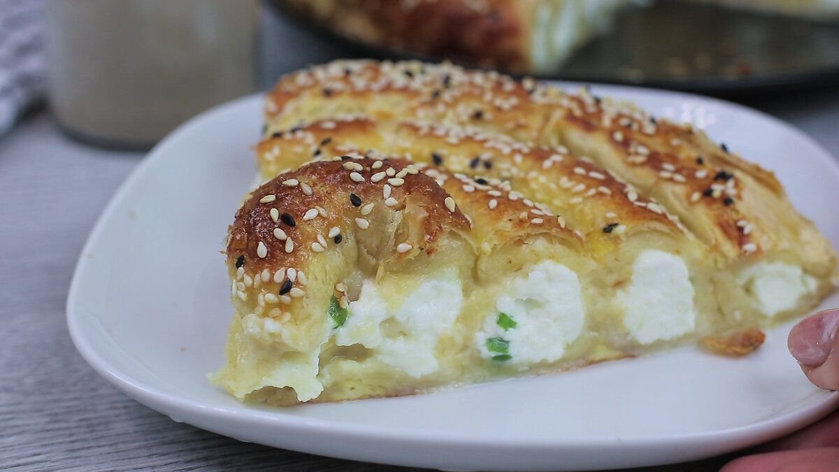 Пирог с творогом и сыром на сковороде