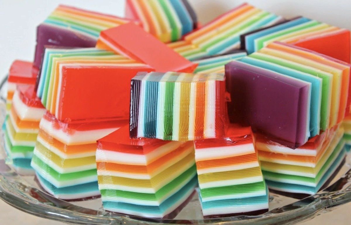 Разноцветные пирожные