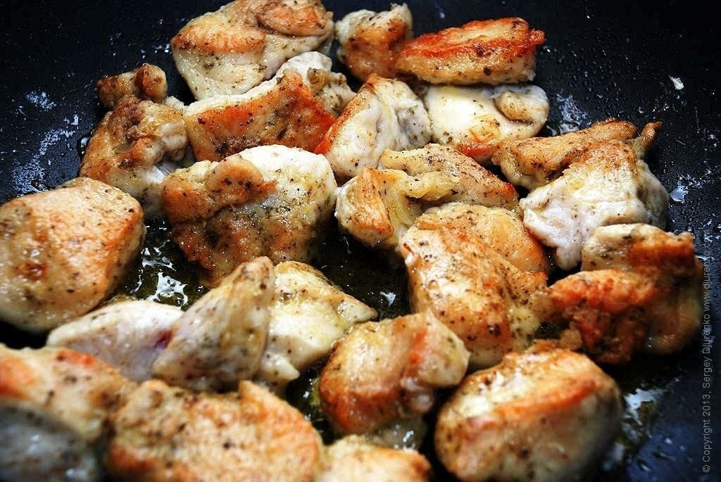 Рецепт с филе кусочками. Курица в духовке кусочками. Кусочки жареной курицы. Жареное куриное филе. Куриное филе на сковороде.