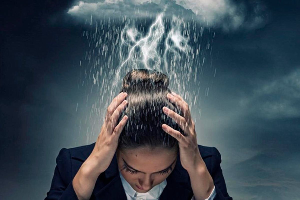 мысли в голове. облако вместо головы. в голове есть воздух. атмосферная фотосессия. женщина вода.