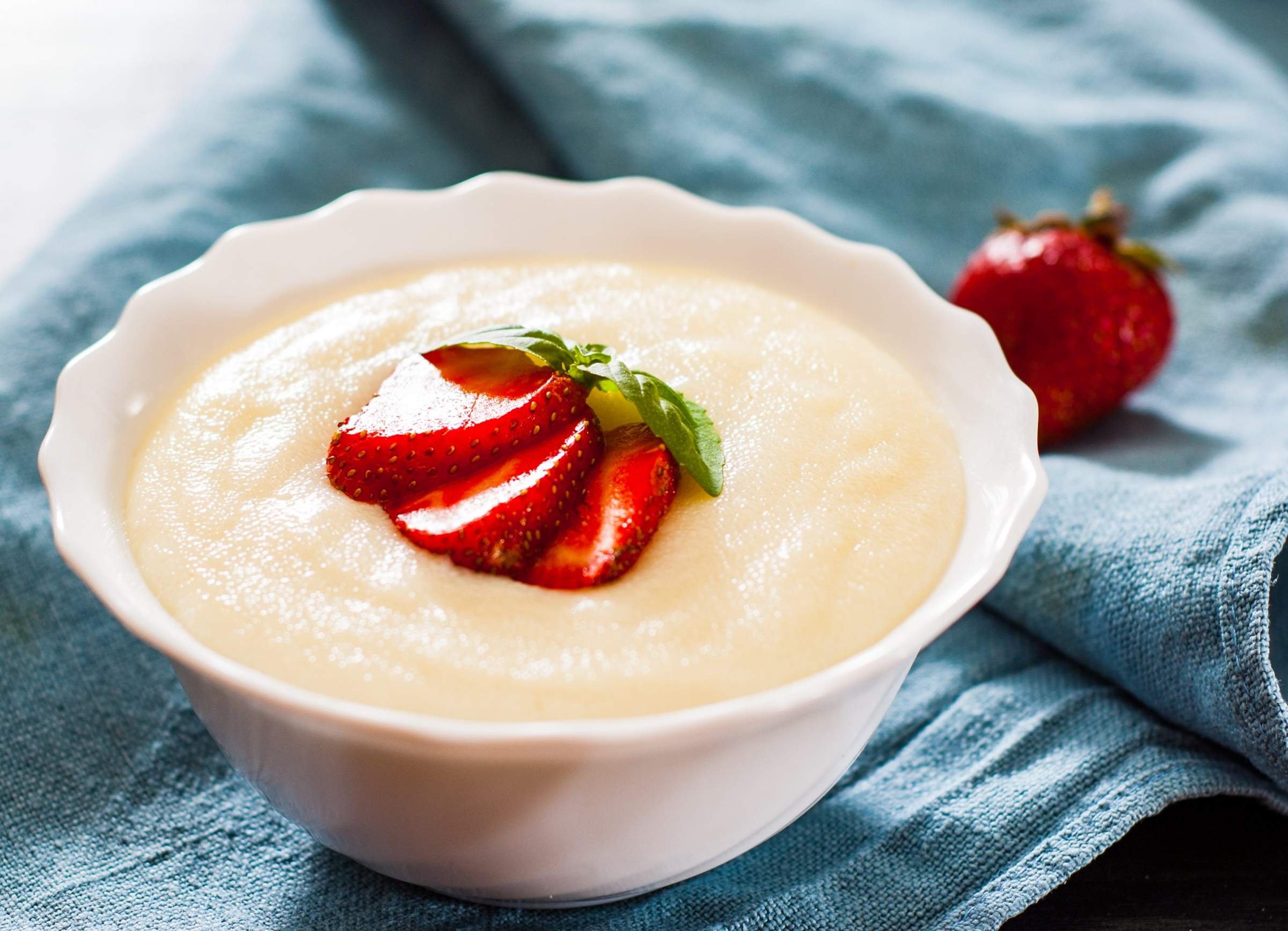 Как приготовить вкусную манную. Semolina porridge. Манная каша. Манная каша фото. Манная каша на молоке.