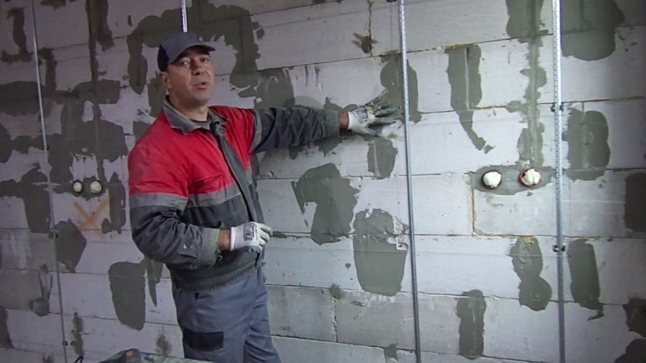 Штукатурный лазер. Штукатурка стен по маякам лазерным уровнем. Лазерные маяки для штукатурки. Штукатурка стен без лазерного уровня. Штукатурка под маяк с лазерного уровня.