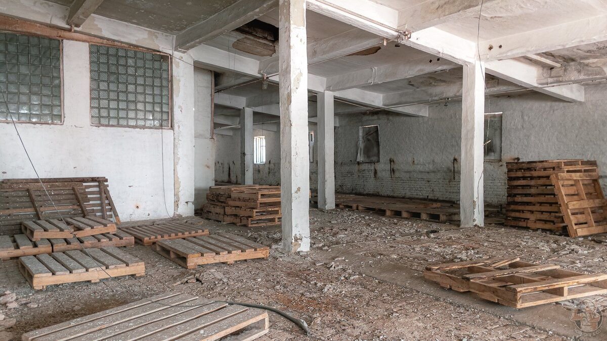 Почему закрыли заводы. Заброшенные заводы россии. Заброшенный завод. Заброшенный завод. Заброшенные заводы россии.