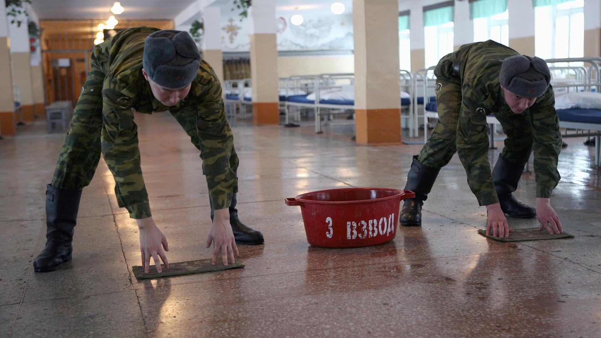 Наряд вне очереди. Парково хозяйственный день в армии. Уборка в казарме. Уборка в армии.