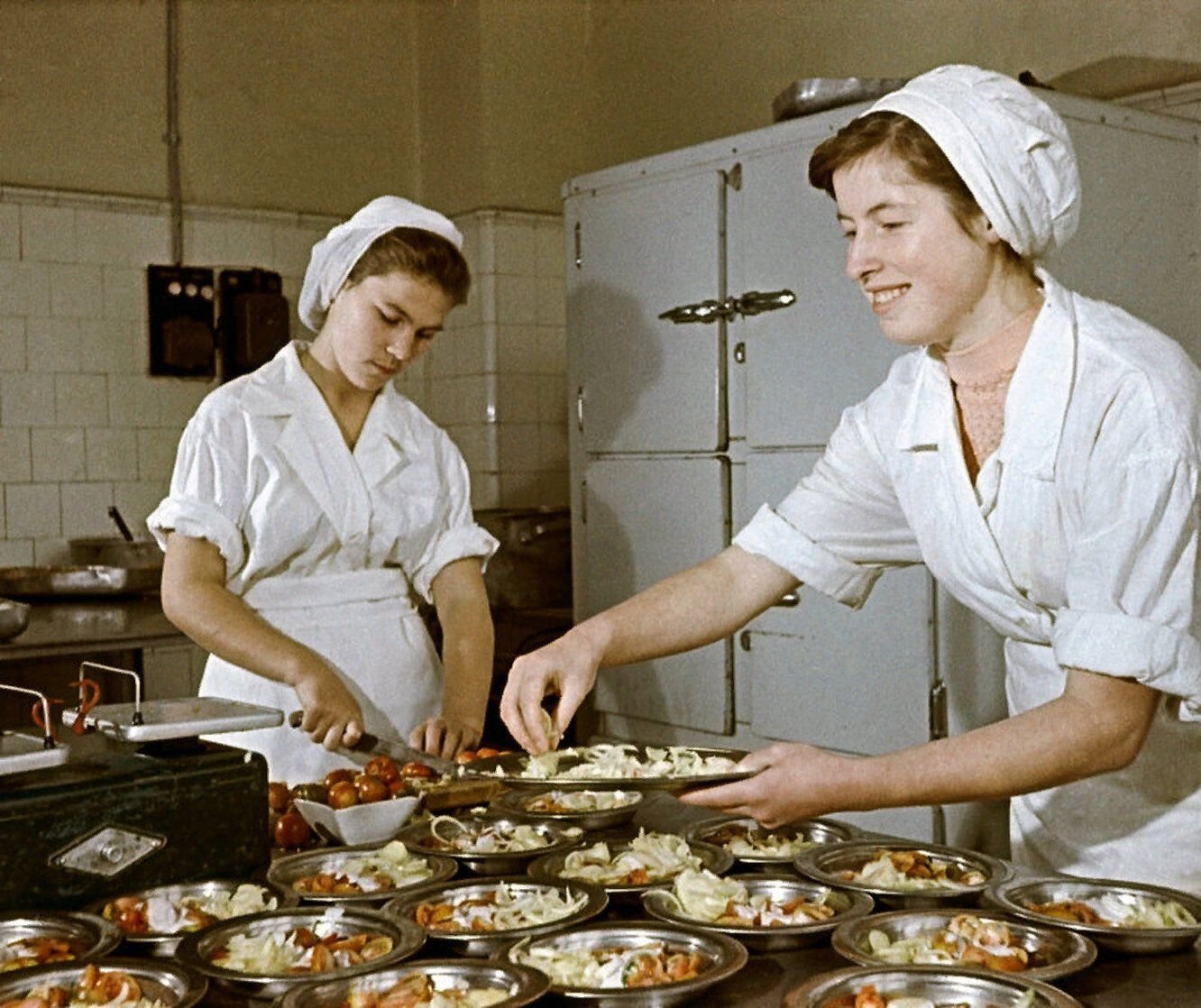 Советские повара в столовой