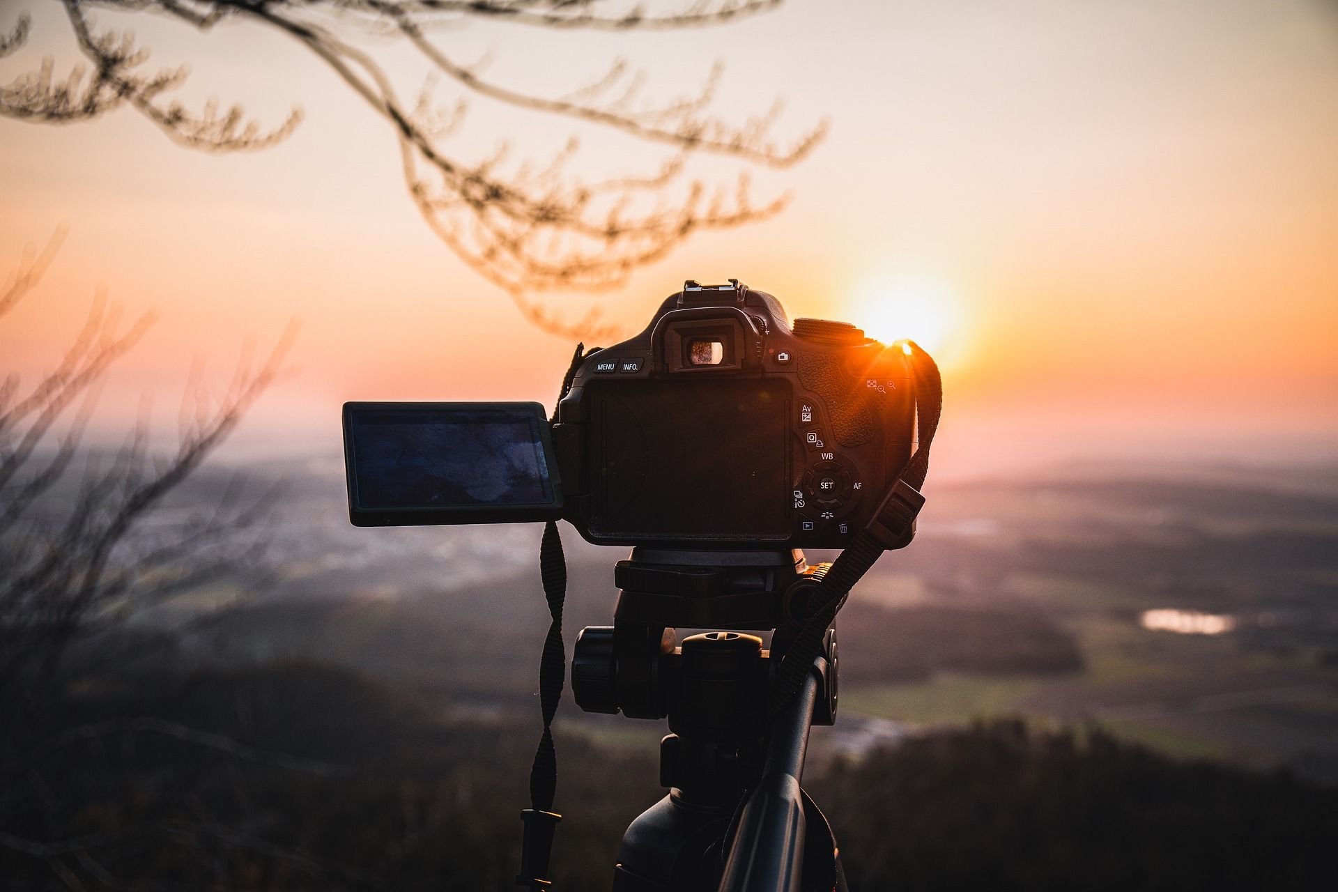 День фотографии. Фотоаппарат пейзаж. Фотоаппарат на закате. Всемирный день фотографии.