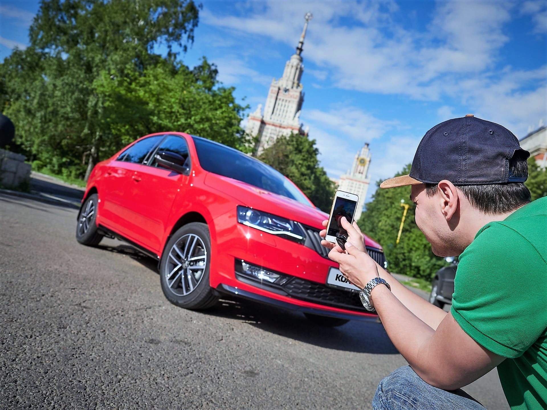 Снять машинку. Фотографирует автомобиль. Предпродажная подготовка автомобиля. Фотографирование автомоделей. Человек фотографирует машину.