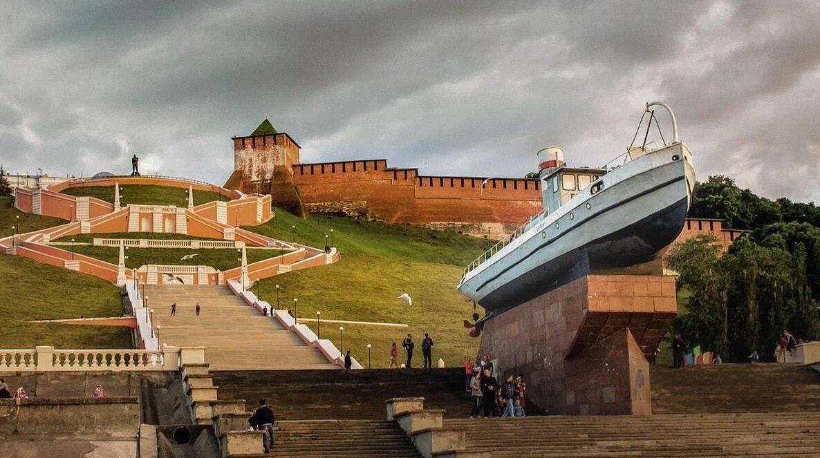 Места нн. Чкаловская лестница Нижний Новгород. Нижегородский Кремль Чкаловская лестница. Катер герой в Нижнем Новгороде. Чкаловская лестница и Кремль.