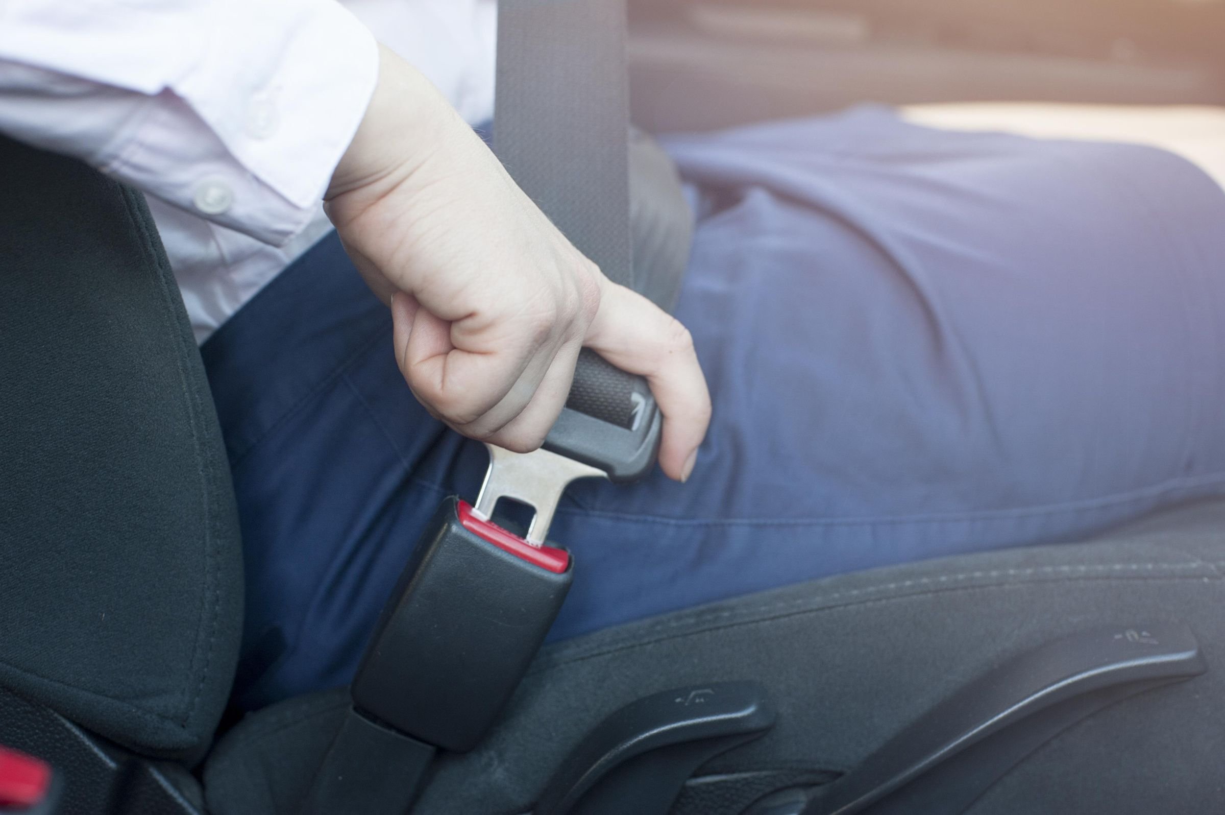 Как пристегивать ремень в машине. Seat Belt. Ремень безопасности для автомобиля. Пристегнутый ремень безопасности. Пристегивайте ремни безопасности.