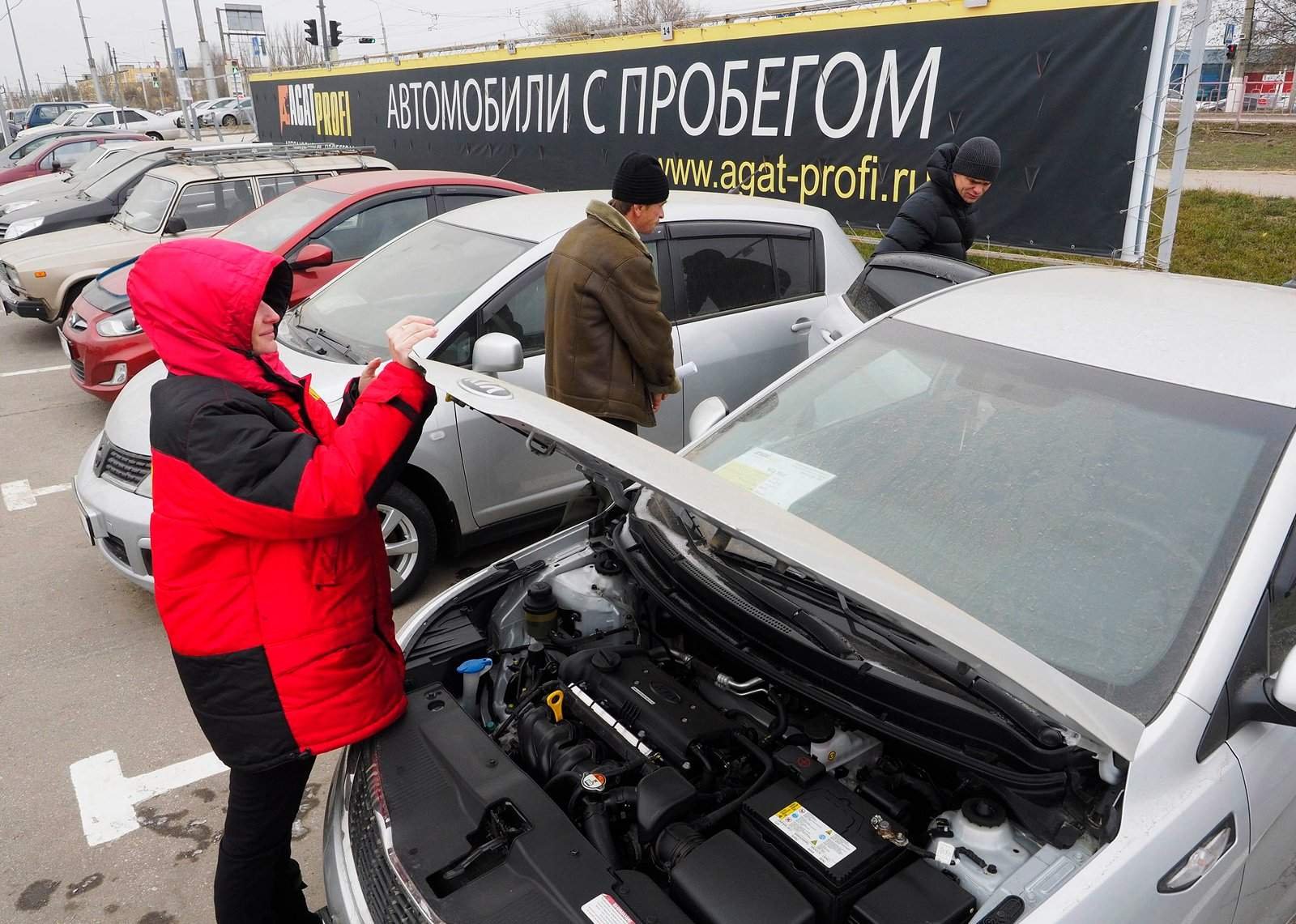 Стоит ли пробегом. Перекупщик автомобилей. Авторынок перекупы. Автомобиль с пробегом перекупщик. Перекуп продает авто.