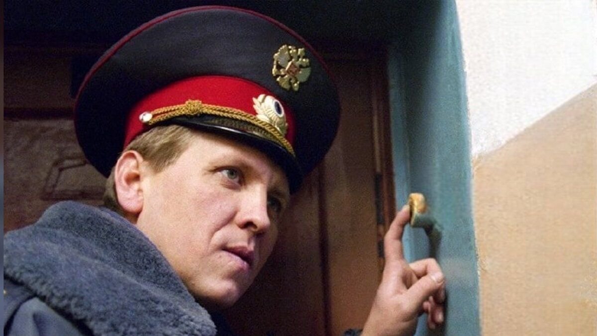 Можно не открывать дверь полиции. Полицейский в квартире. Полицейский за дверью. Не открыли дверь милиции. Полицейский пришел в квартиру.