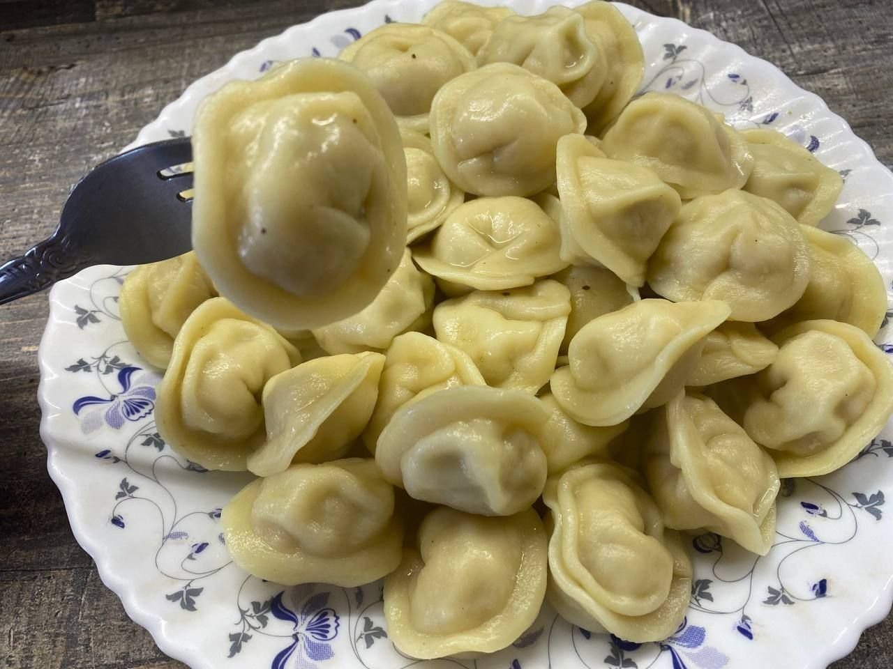 пельмени домашние со сметаной. самые сочные пельмени рецепт. пельмени со сметаной. пельмени со сметаной. пельмени сочные.