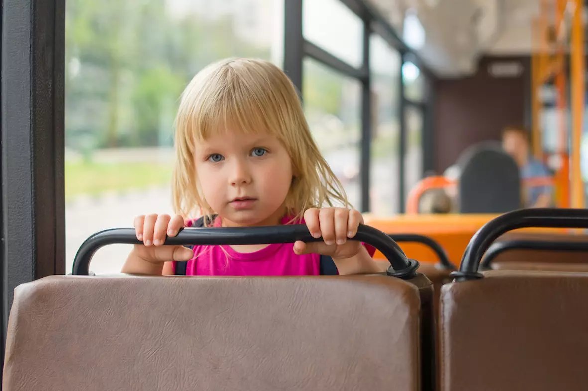 Ребенок едет на поезде с бабушкой. Автобус для детей. Общественный транспорт для детей. Детям о транспорте. Маршрутка дети.