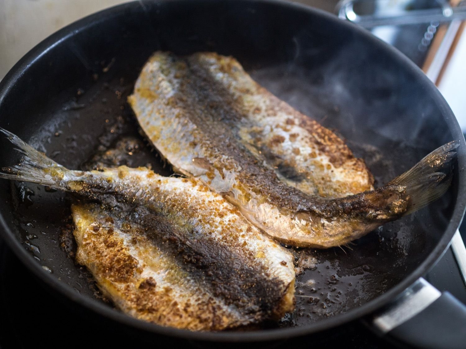 донская селедка жареная. сельдь блюдо. кефаль жареная на сковороде. жарят ли сельдь. жареная селедка.