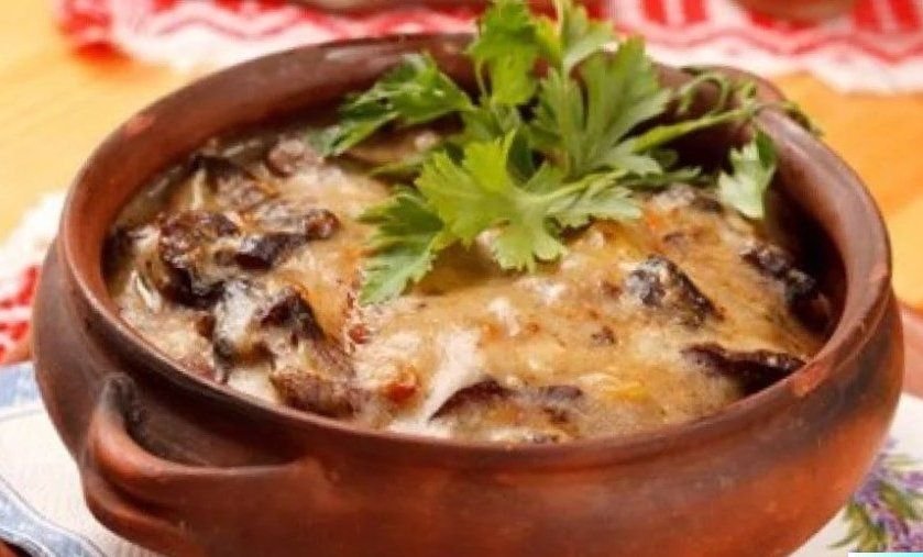 картошка с говядиной и грибами в горшочках. картошка с говядиной и грибами в горшочках. жаркое по домашнему в горшочках. мясо в горшочках. жаркое из говядины в горшочках в духовке.