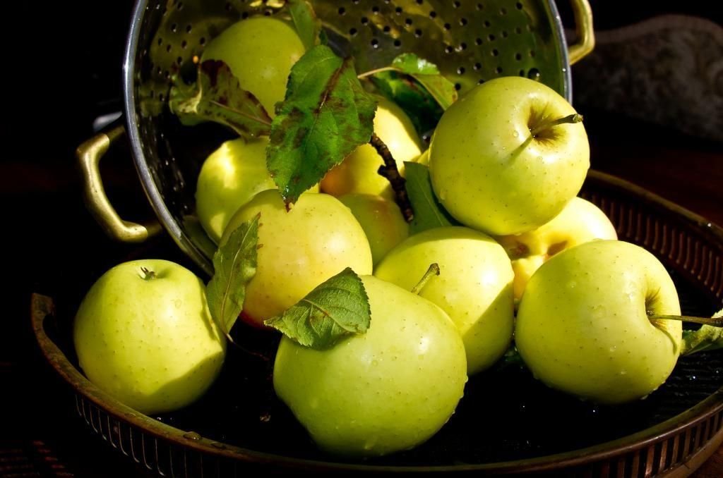 Яблоки. Что такое apfelbrater. Яблоки для запекания. Печеные красные яблоки. Яблоки для запекания какие сорта.