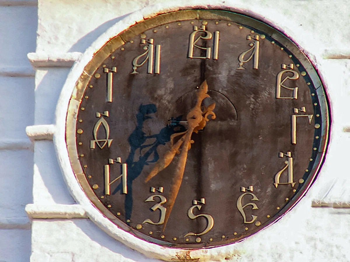 Башенные часы с кириллическими цифрами в Суздале