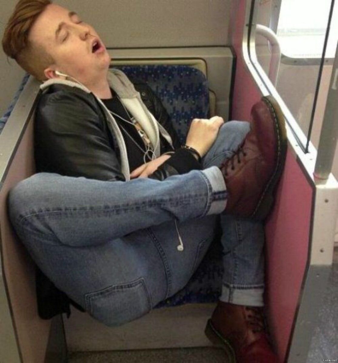 Человек спит в автобусе