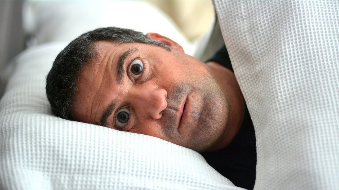 бессонница. люди спящие с открытыми глазами. сонтс откпытыми глазами. женщина тревожный сон. сон проснувшись не могу открыть глаза.