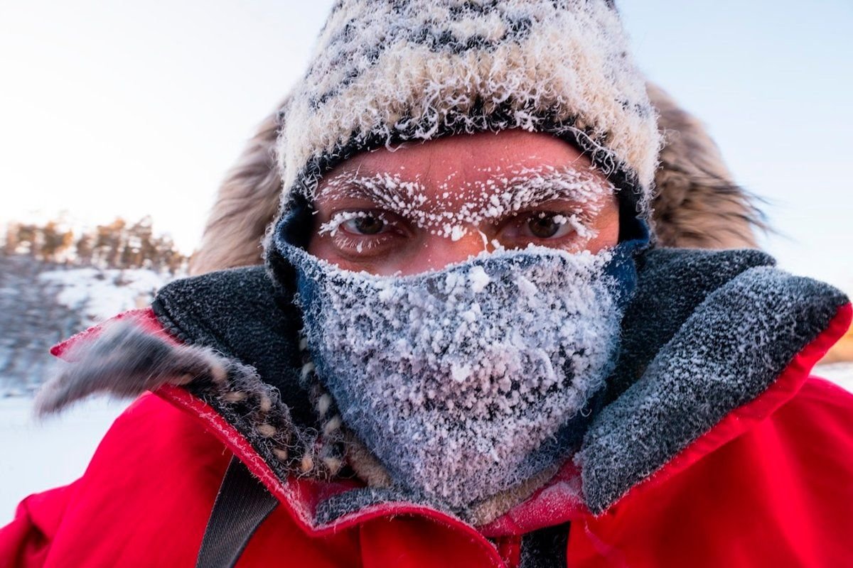 Cold лицо. Люди зимой. Человек в инее. Иней на лице. Лицо во сне.