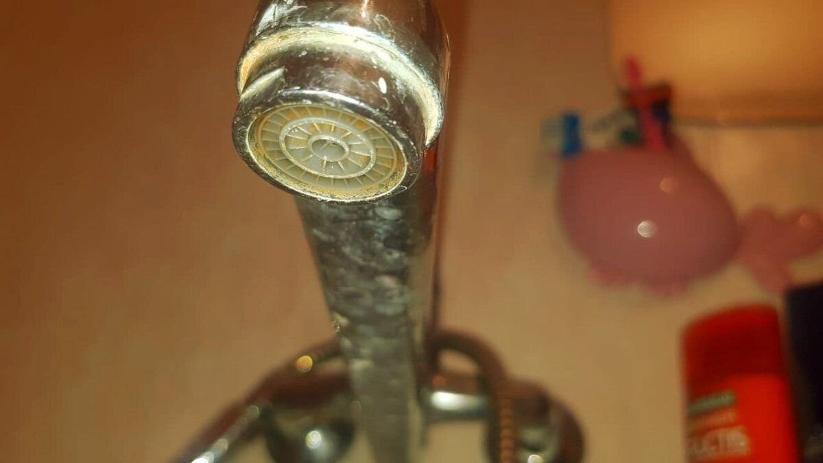 Как быстро очистить кран от налета и водного камня за 5 минут | Больше ...