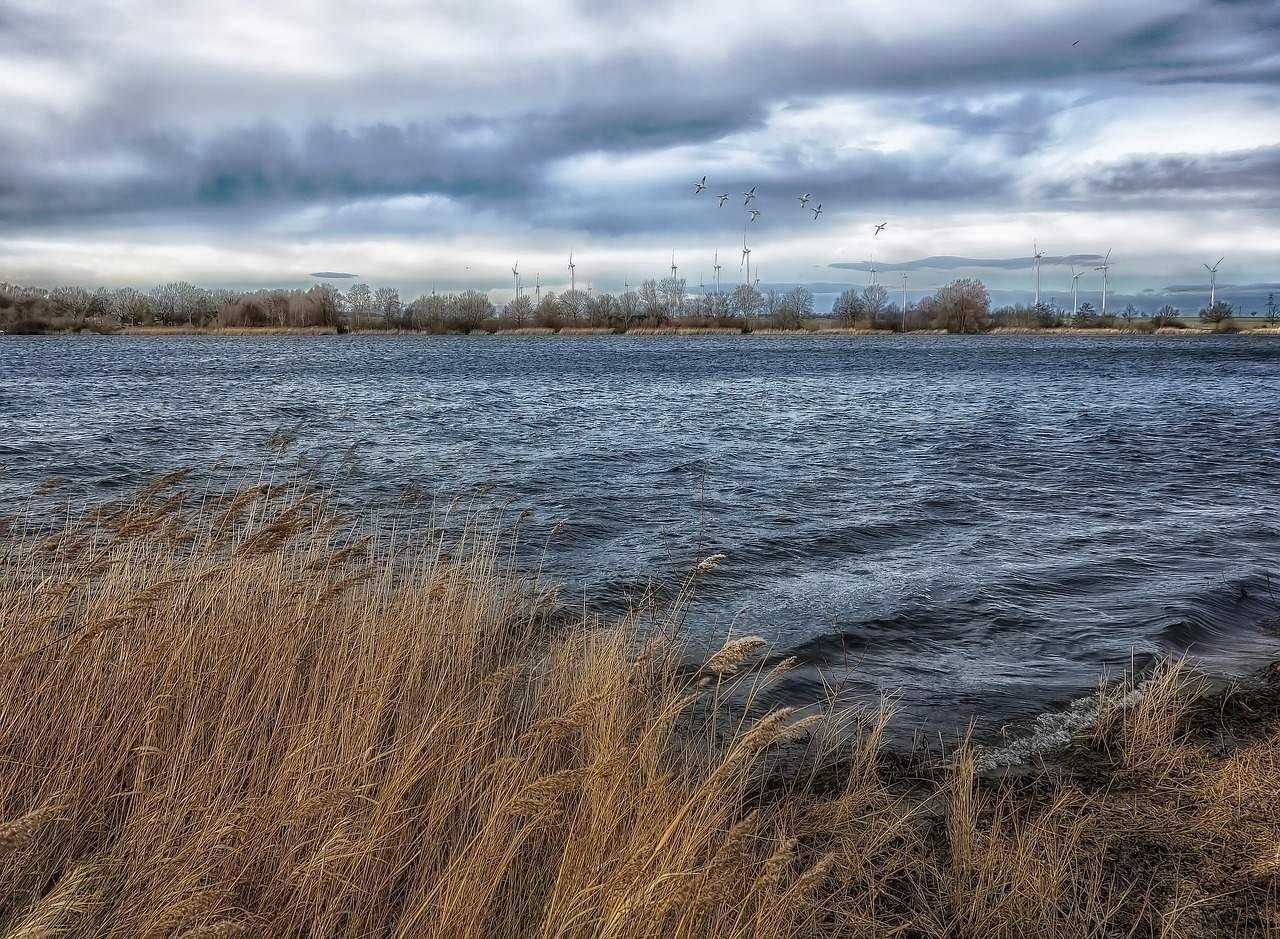 ветер вода река. брызги воды. море, волны. ветер вода река. водная гладь.