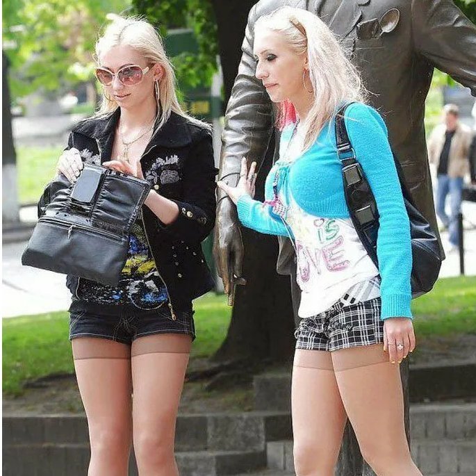 Непристойное поведение девушек. Наряд на рок фестиваль. Одежда в стиле рок фестиваля. Вызывающее поведение девушек. Пикантная фотосессия.