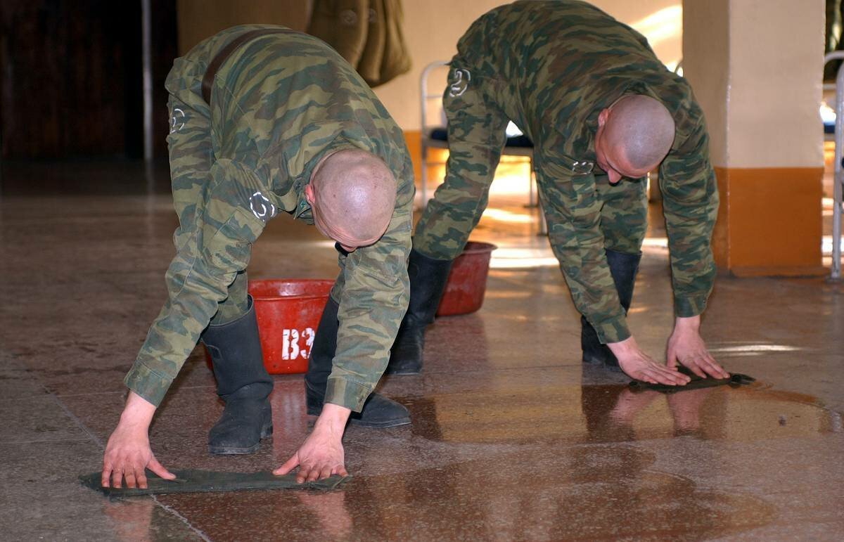 Наказание солдата. Дедовщина в Российской армии. Мытье полов в армии.