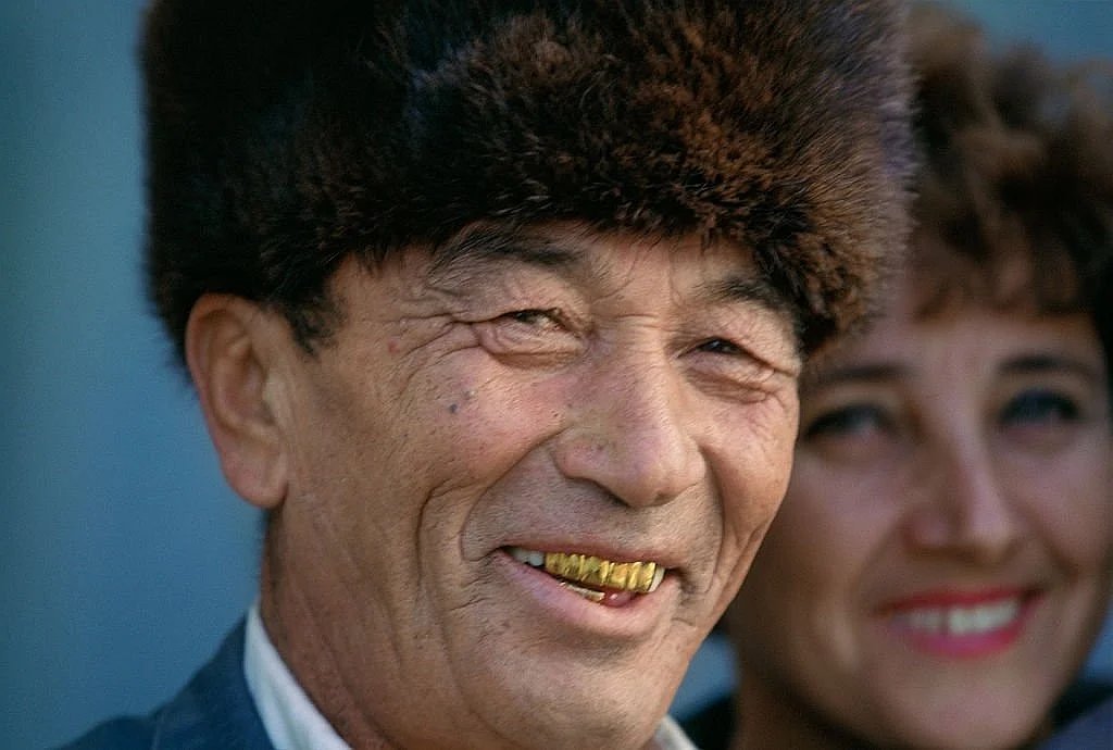 Человек с золотыми зубами. Грилзы тимати. Золотые грилзы. Выгане с золотыми зубами. Человек с золотыми зубами.