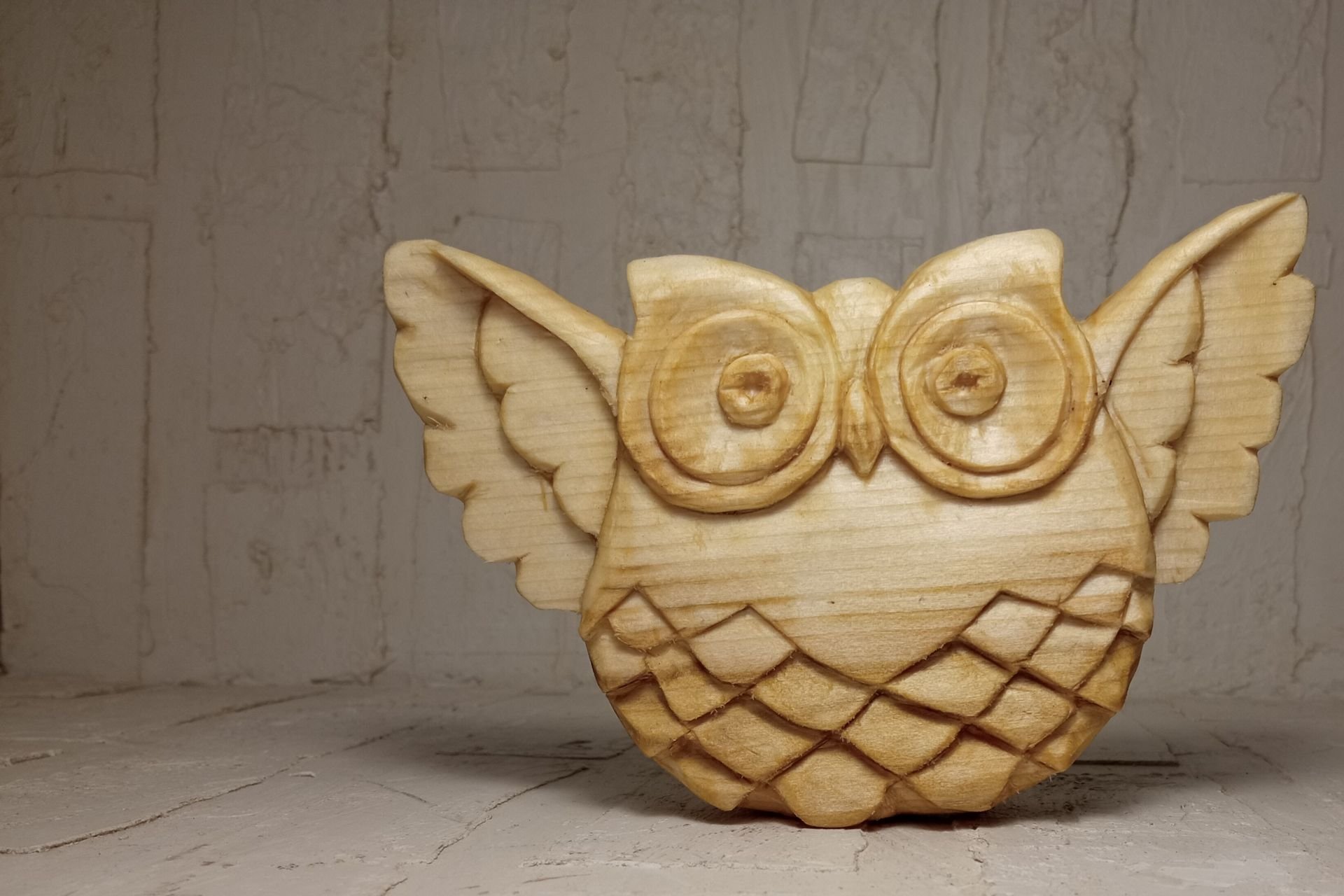 вырезано сова. деревянная резная сова. вырезано сова. резная фигурка совы из дерева. сова из бревна.