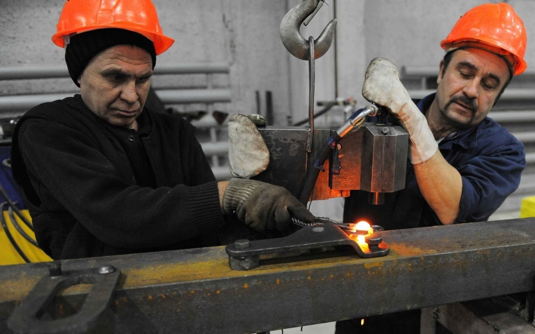 Рабочий на заводе. Вы живете на заводе. Работяга с завода. Рабочий на заводе. Вы живете на заводе.