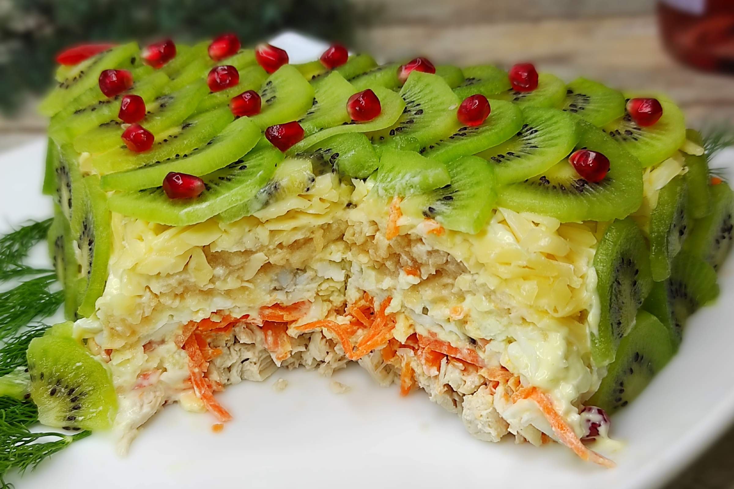 Салат с киви и гранатом. Салат елочка с киви и курицей. Салат Изумрудная елка с киви.