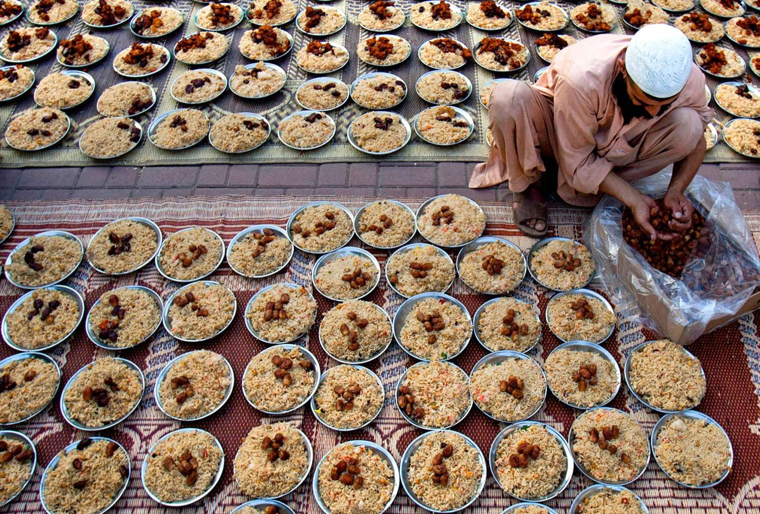 Праздник перед уразой. Ramadan ифтар. Месяц Рамазан ифтар. Медина ифтар. Ифтар на Рамадан блюда.