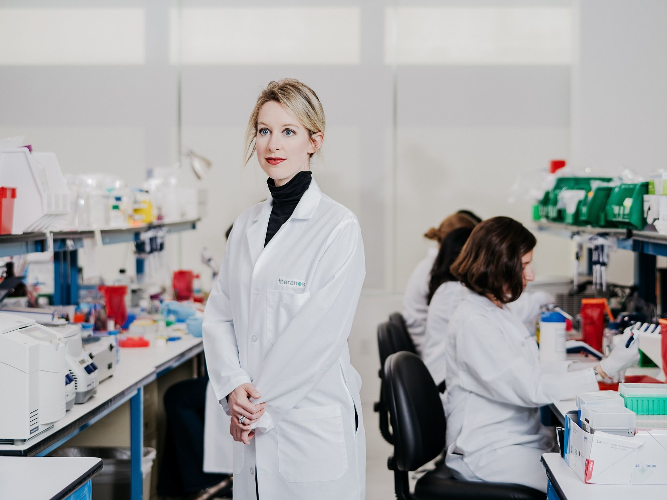 Элизабет медицинский. Elizabeth holmes Theranos. Theranos Edison. Theranos афера. Элизабет Холмс в компании.