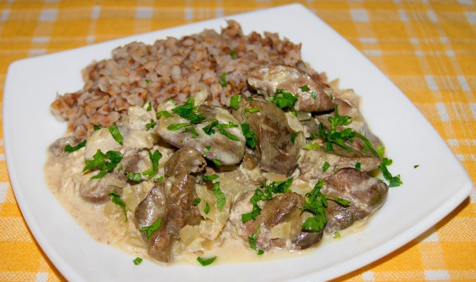 Рецепты с куриной печенью в сметане. Печень в сметане на сковороде с луком. Печень с грибами в сметанном соусе. Куриная печень в сметане с луком. Куриная печень в сметане с луком на сковороде.