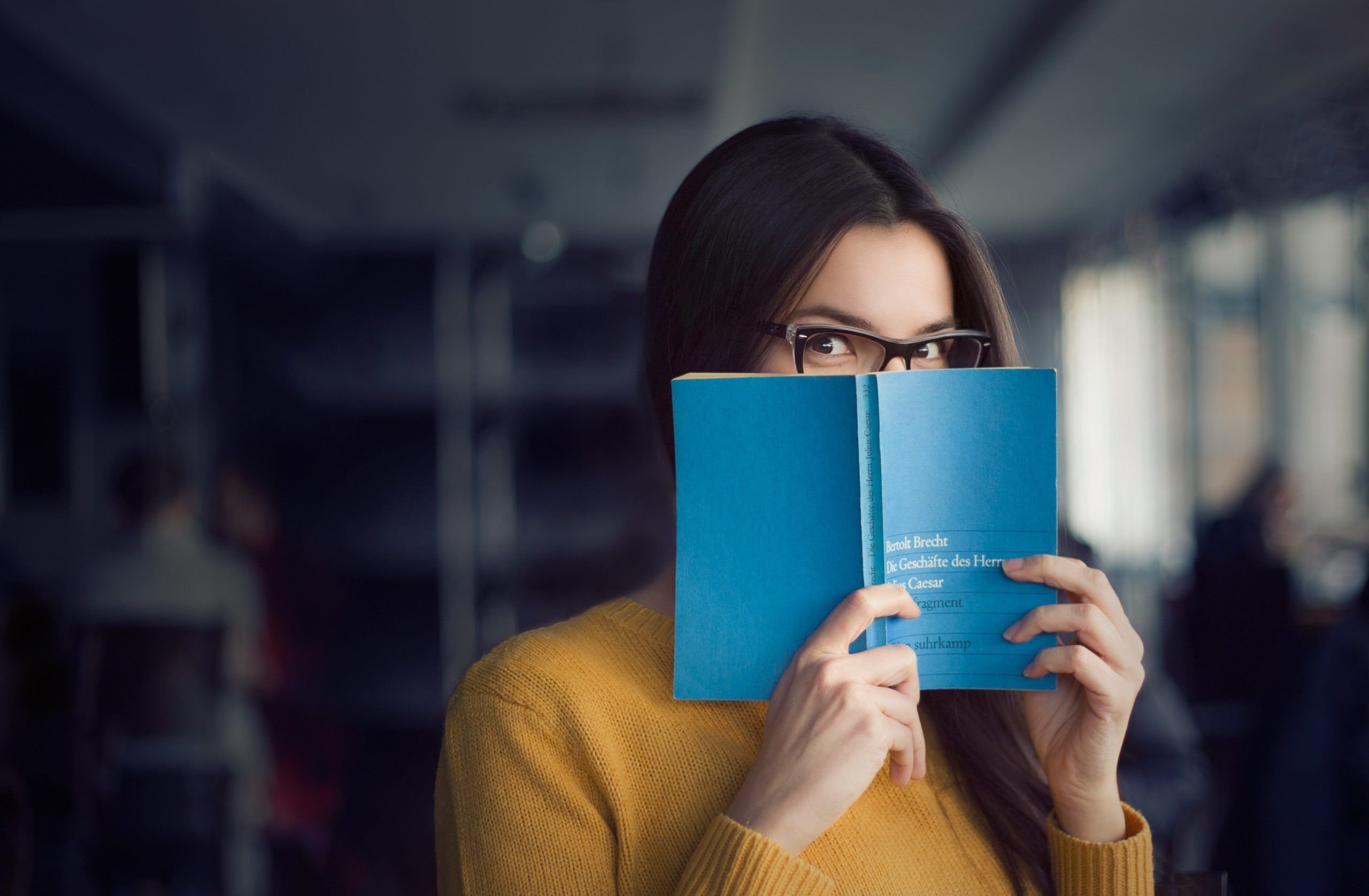 Читать по фото. Девушка с книгой. Фотосессия с книгами. Девушка с книжкой. Девушка с книжкой в руках.