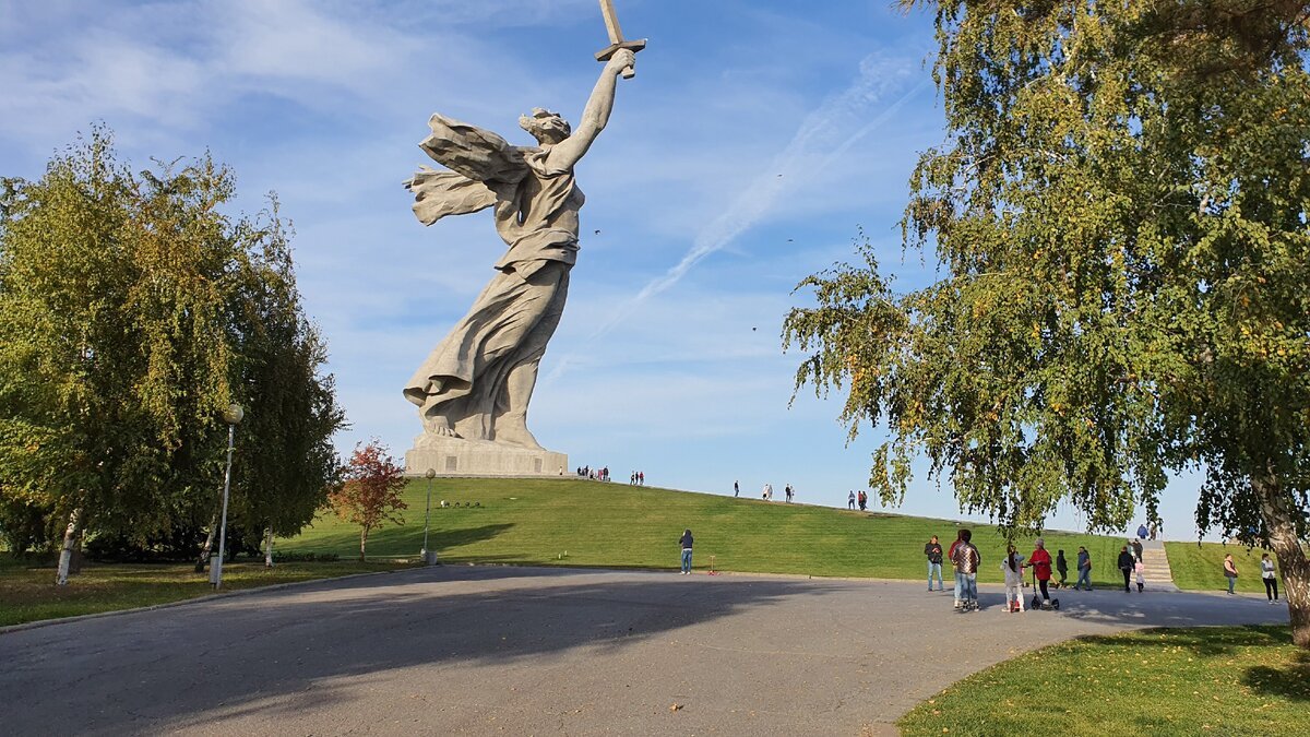 Мамаев курган и статуя родины матери