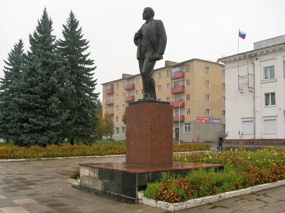 Площадь кольчугино. Памятник Ленину в сквере Ленина. Сквер на Ленина Кольчугино. Памятник напротив Московской Думы. Кольчугино.