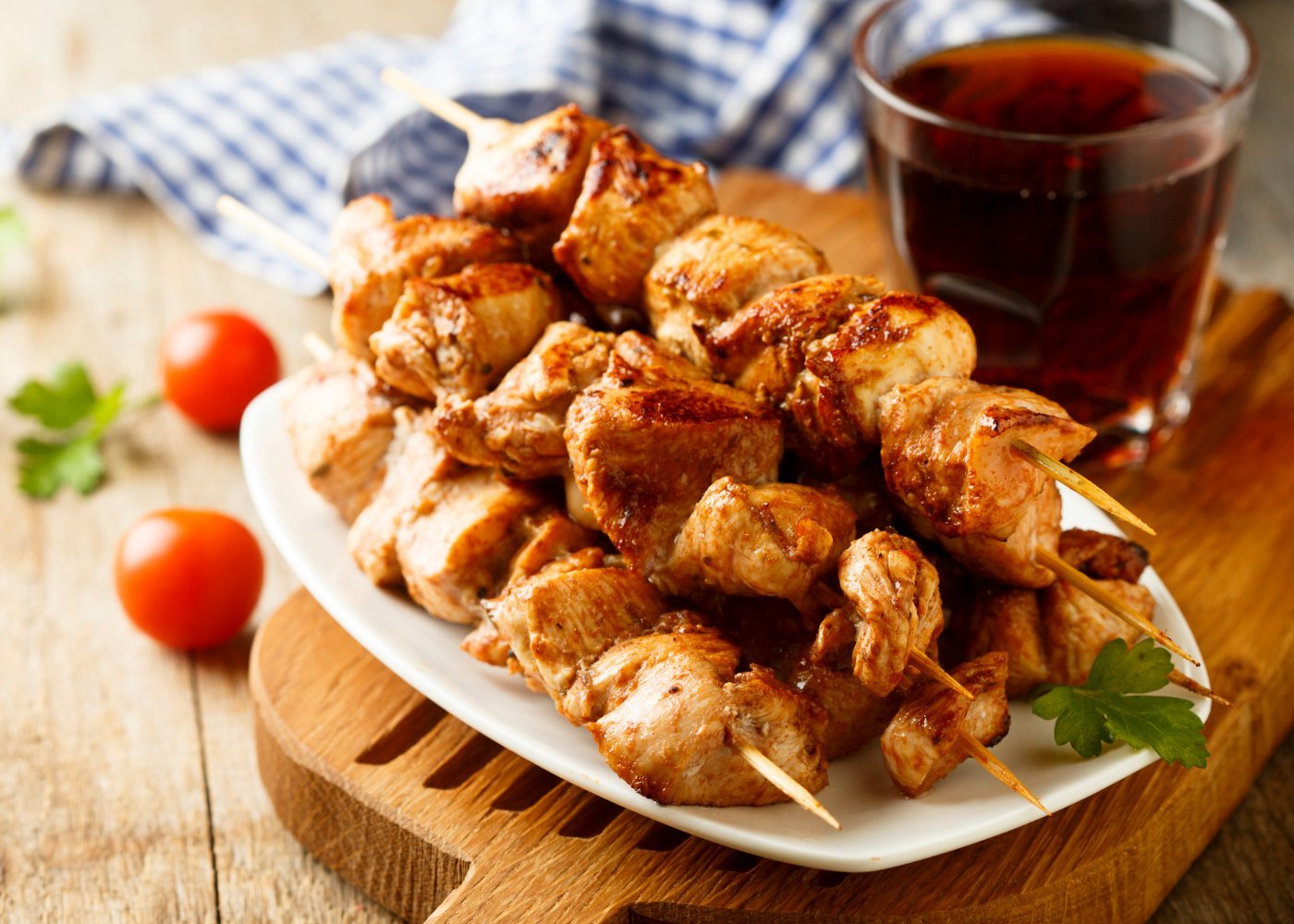 Вкусный сочный шашлык. Шашлык свиной. Гранатовый соус для шашлыка. Свина шашлык. Шашлык из свинины в ресторане.