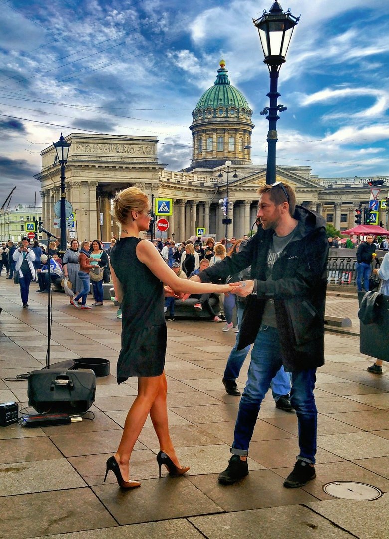 местные жители санкт петербурга. туристы в санкт-петербурге. санкт-петербург люди. исаакиевский собор в санкт-петербурге лето. отзывы о жителях санкт петербурга.