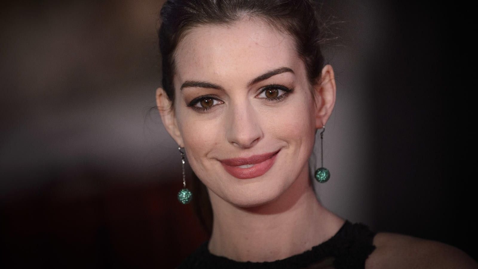 Anne hathaway. Энн Хэтэуэй. Хэту Энн Хэтэуэй. Энн Хэтэуэй анфас. Энн Хэтэуэй глаза.