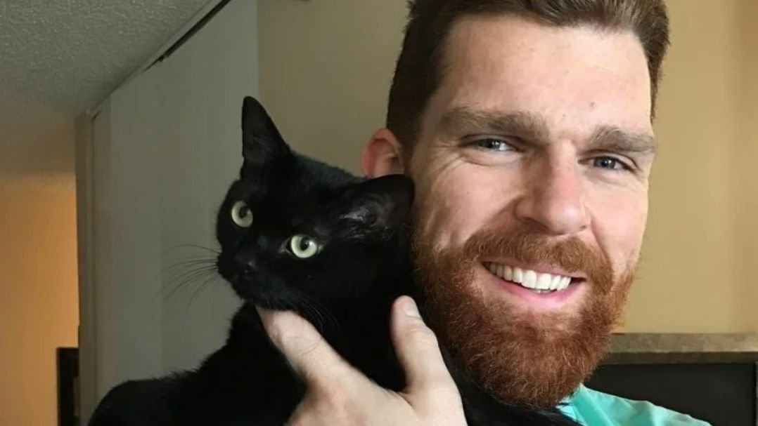 История о том, как чёрный кот долго блуждал по улицам, но потом выбрал себе хозяев и обрёл счастье в жизни